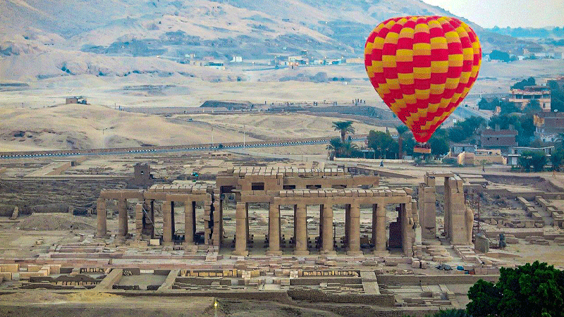 hot-air-ballon-flying-above-valley-of-kings-in-luxor-egypt-with-kids