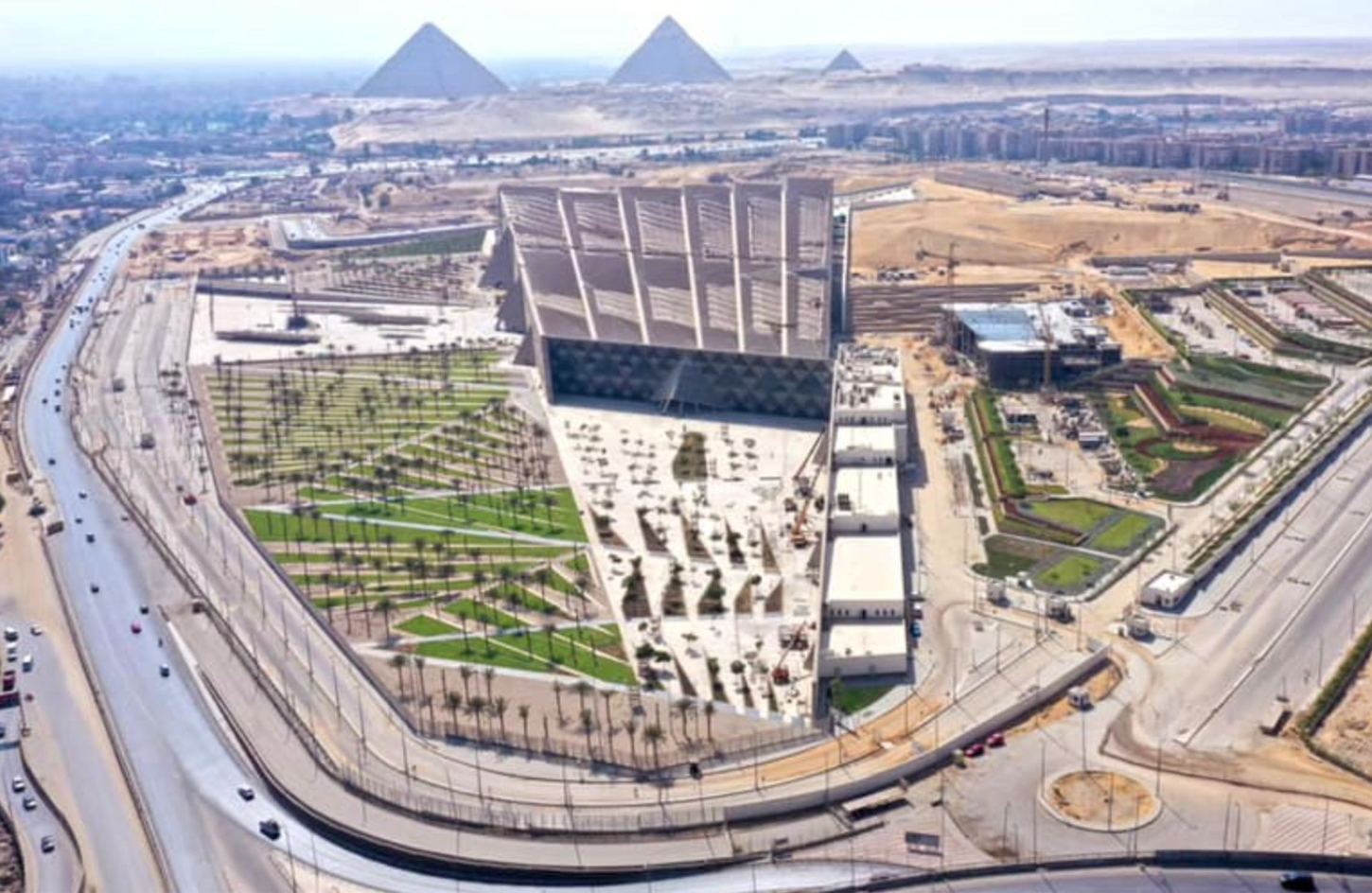 the grand egyptian museum tourist walkway